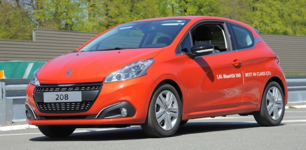 2,0 l / 100 km con una PEUGEOT 208 BlueHDi di serie: record assoluto dei consumi.